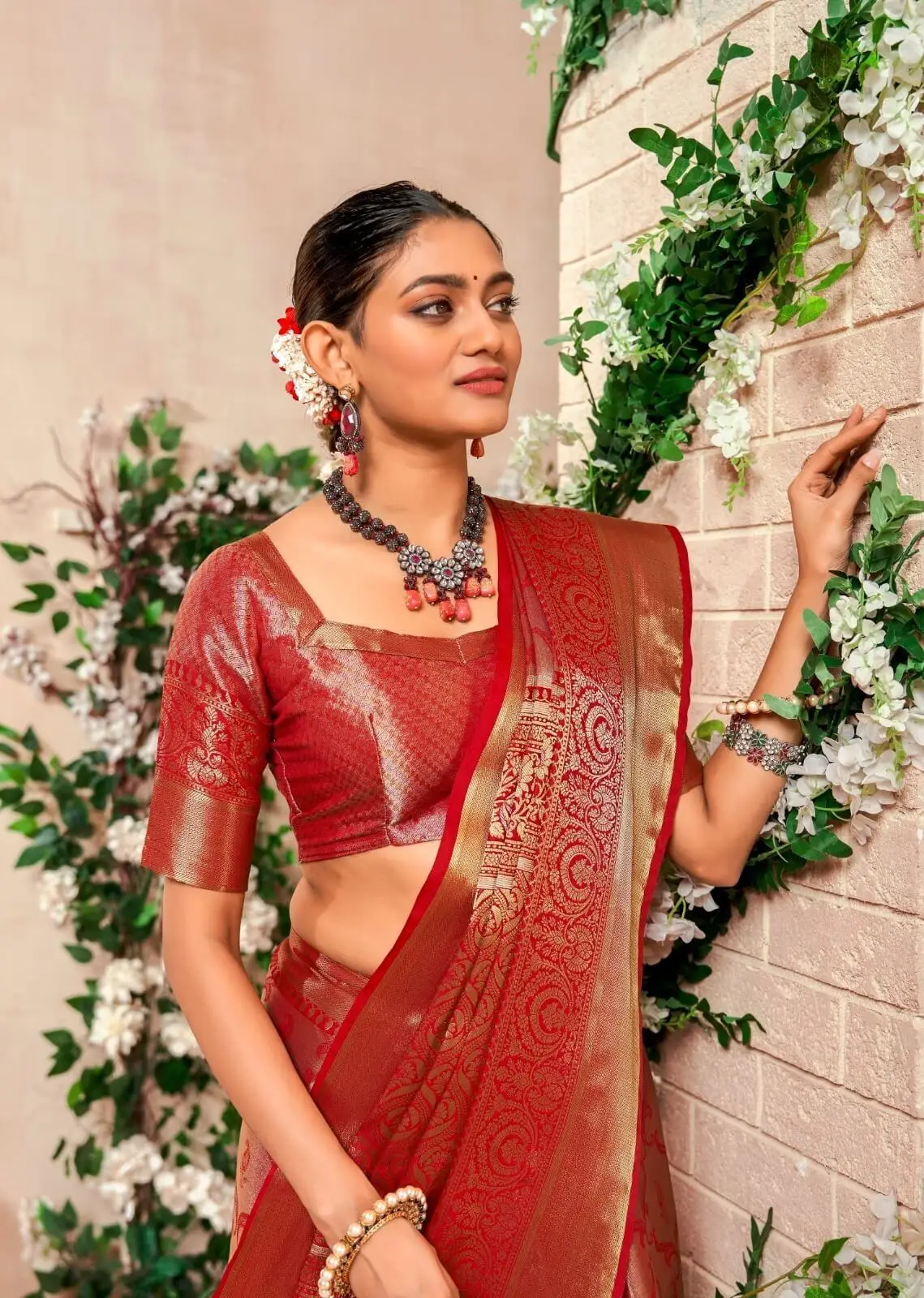 Get Stylish with Red Zari Weaving Venkatgiri Silk Saree image 2