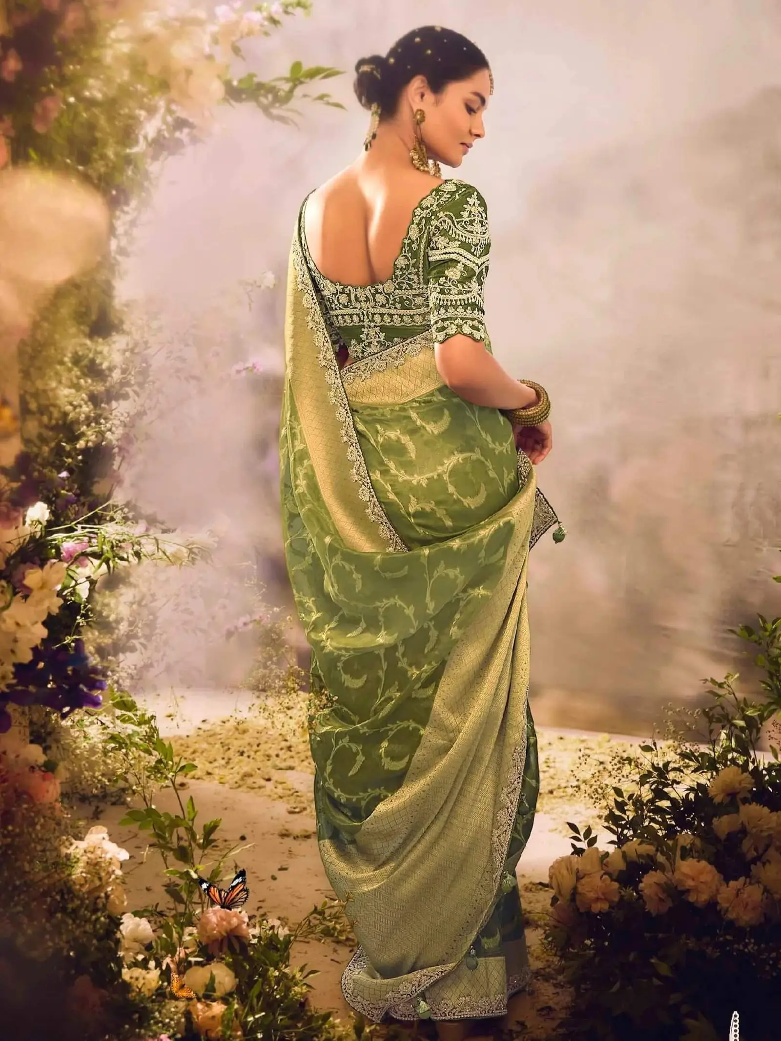 Get Your Glam On with Green Banarasi Zari Tissue Silk Embroidered Saree image 3
